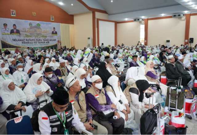 Jemaah haji yang tergabung dalam kloter 09 saat di Asrama Haji Medan