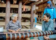 Kahiyang Ayu Datangi Penenun Ulos di Samosir : ‘sintetik dan alami’