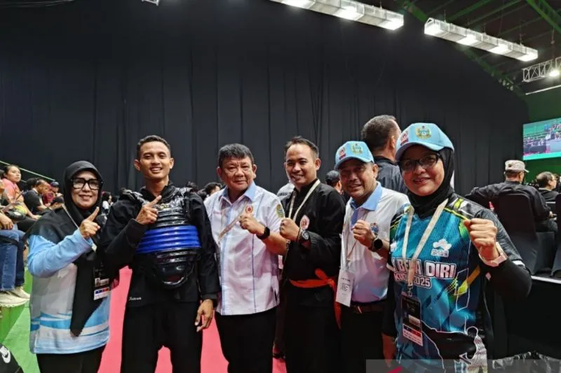 Keterangan Foto: Ketua KONI Sumut Hatunggal Siregar bersama Ketua IPSI Sumut Dahliana, atlet pencak silat Muhammad Nuansyah Putra Ramadhan, serta official tim memberikan pose semangat usai memastikan tiket ke final PON Bela Diri 2025 di Djarum Kaliputu Arena, Kudus, Jawa Tengah.