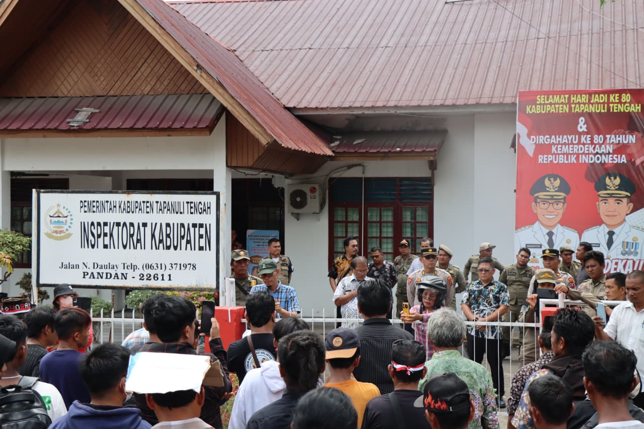 Keterangan Foto Massa Forum Masyarakat Adil Untuk Semua Formas berorasi di depan Kantor Inspektorat Kabupaten Tapanuli Tengah untuk menyampaikan dukungan terhadap kinerja Inspektorat Tapteng Kamis 16102025 Foto Dokumentasi Formas Tapteng - NusantaraTopco