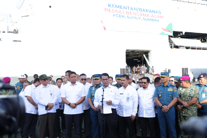 Mentan Amran dan KASAL Lepas Bantuan Kemanusiaan Kementan Peduli untuk Korban Bencana Sumatera