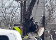 Pekerja Utilitas Terjatuh dari Bucket Truck Terbakar di Baton Rouge, Kondisi Serius