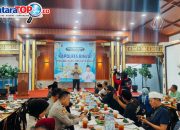 Kapolres Binjai Mirzal Maulana memberikan sambutan saat kegiatan buka puasa bersama dan silaturahmi dengan insan pers Kota Binjai di Pondok Lesehan 88 Kecamatan Binjai Utara Kamis 1232026 Kegiatan ini menjadi momentum memperkuat sinergi antara kepolisian dan media dalam menjaga situasi kamtibmas yang kondusif Foto Dara M NusantaraTopco - NusantaraTopco