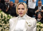 Keterangan Foto Madonna menghadiri Met Gala 2025 bertema Superfine Tailoring Black Style di Metropolitan Museum of Art New York City 5 Mei 2025 Foto Dia DipasupilGetty Images - NusantaraTopco